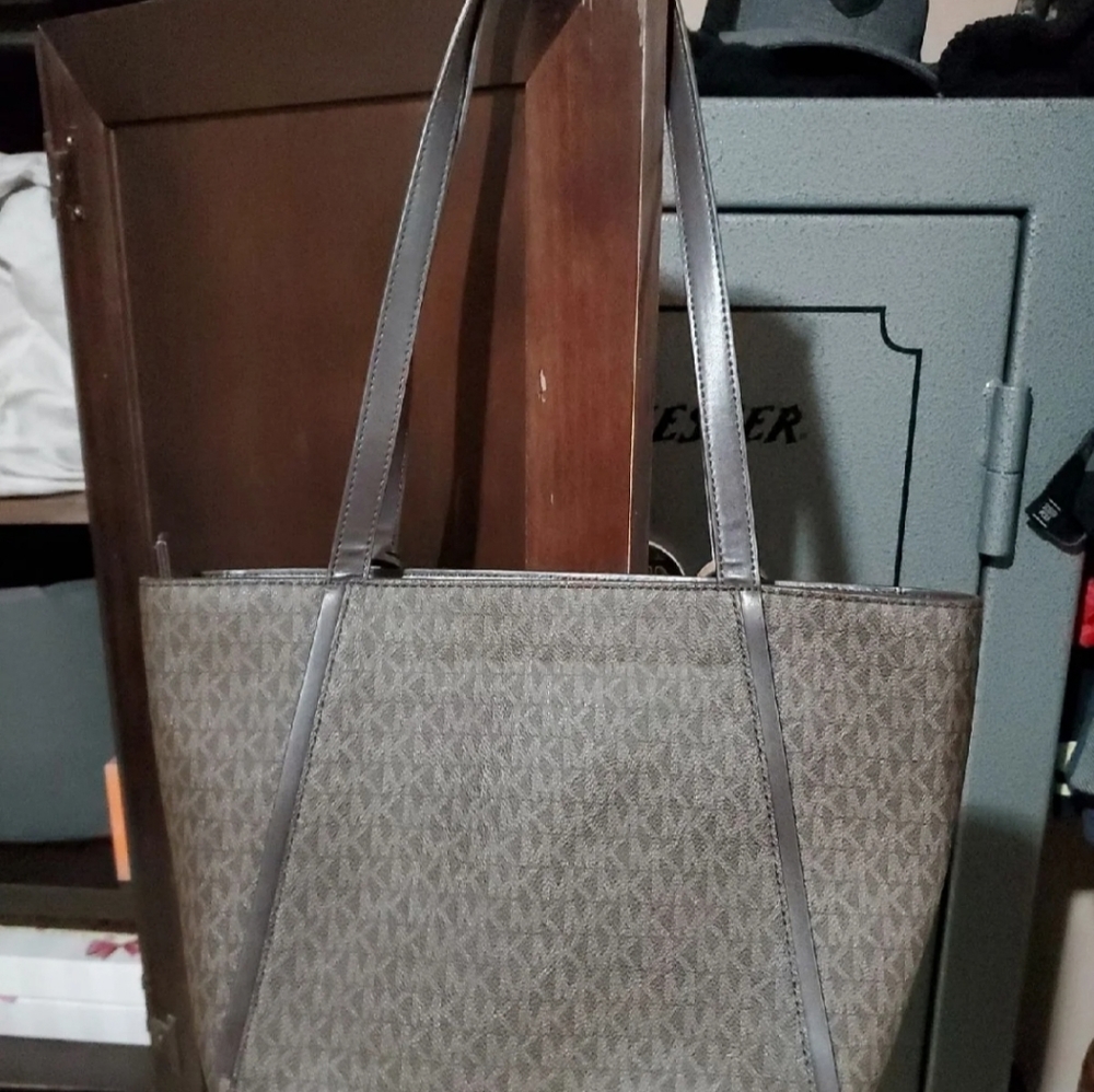 MK tote and wristlet set REDUCED - Picture 5 of 12